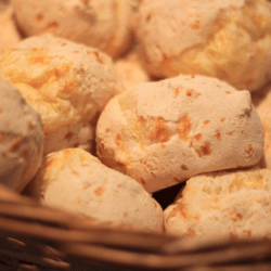 A basket of air fryer cheese bread